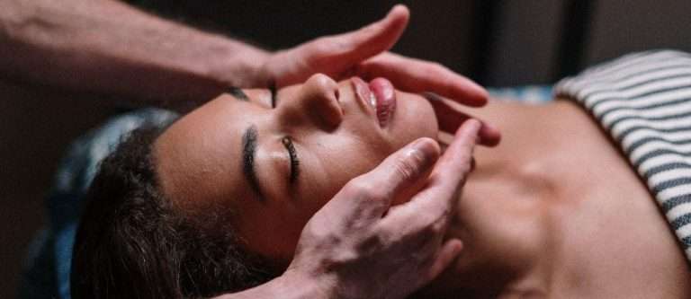 Massage japonais anti-âge visage détendu