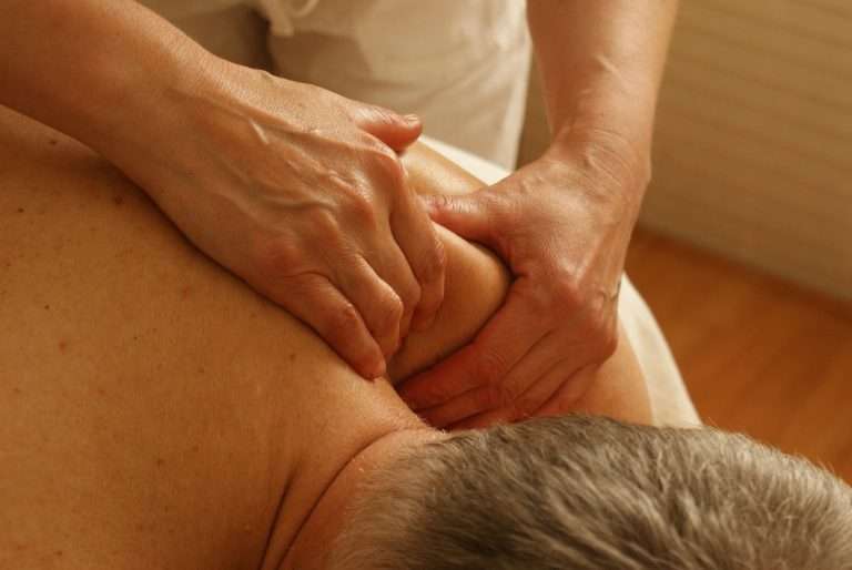 massage californien avec pétrissage des trapèzes