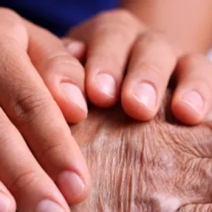 Massage Personne agée mains de personne âgée massage
