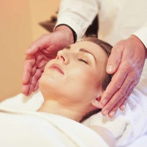 wellness-285590_1280 deux mains sur visage pour un massage japonais anti-âge